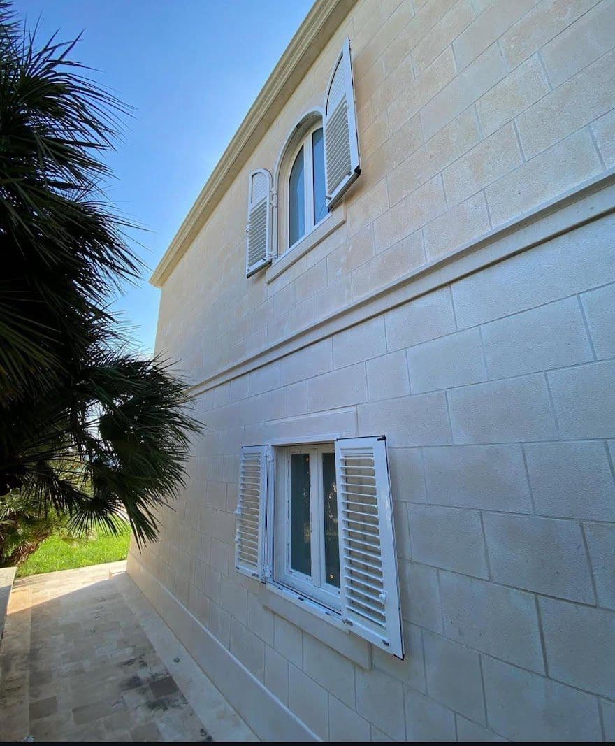 ALU grilje na kamenoj fasadi